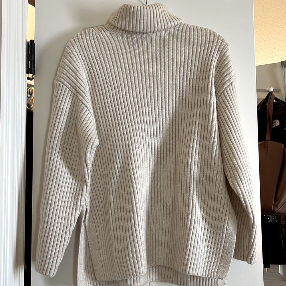 Creme H&M sweater